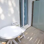 Apartment Comfy With Balcony